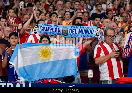 Madrid, Madrid, Spanien. August 2024. Atletico Madrid Fans beim Fußballspiel La Liga EA Sports 2024/25 zwischen Atletico Madrid und Girona FC im Estadio Civitas Metropolitano am 25. August 2024 in Madrid. (Kreditbild: © Alberto Gardin/ZUMA Press Wire) NUR REDAKTIONELLE VERWENDUNG! Nicht für kommerzielle ZWECKE! Quelle: ZUMA Press, Inc./Alamy Live News Stockfoto