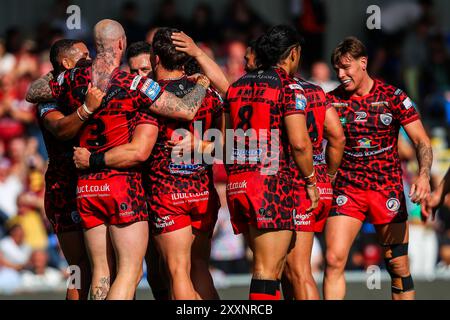 Wimbledon, Großbritannien. August 2024. Leigh Leopards feiert den Versuch beim Spiel London Broncos vs Leigh Leopards in der Betfred Super League Runde 23 in der Plough Lane, Wimbledon, Großbritannien, 25. August 2024 (Foto: Izzy Poles/News Images) in Wimbledon, Großbritannien am 25. August 2024. (Foto: Izzy Poles/News Images/SIPA USA) Credit: SIPA USA/Alamy Live News Stockfoto