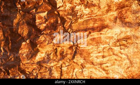 Abstrakter Hintergrund mit glänzender und zerknitterter Goldstruktur Stockfoto