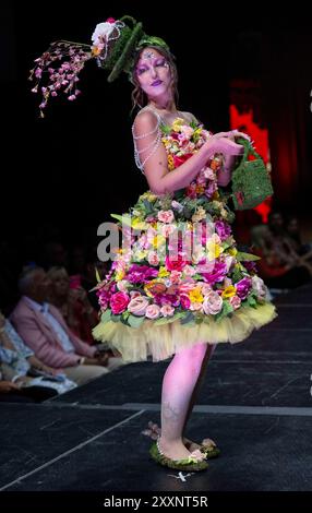 Dunedin, Florida, USA. August 2024. Models laufen während der Wearable Art 18 Fashion Show im Dunedin Fine Art Center auf dem Laufsteg. (Kreditbild: © Brian Cahn/ZUMA Press Wire) NUR REDAKTIONELLE VERWENDUNG! Nicht für kommerzielle ZWECKE! Stockfoto