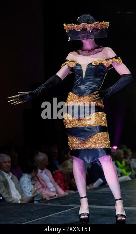 Dunedin, Florida, USA. August 2024. Models laufen während der Wearable Art 18 Fashion Show im Dunedin Fine Art Center auf dem Laufsteg. (Kreditbild: © Brian Cahn/ZUMA Press Wire) NUR REDAKTIONELLE VERWENDUNG! Nicht für kommerzielle ZWECKE! Stockfoto