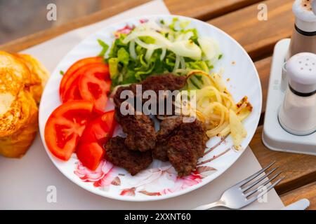 Gegrillter türkischer Kofte aus Lamm mit Gemüsegarnitur Stockfoto