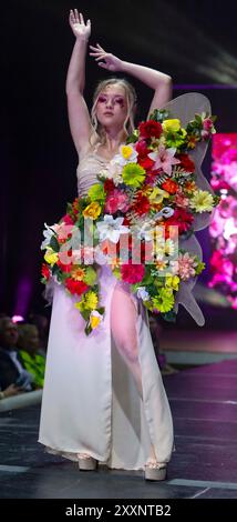 Dunedin, Florida, USA. August 2024. Models laufen während der Wearable Art 18 Fashion Show im Dunedin Fine Art Center auf dem Laufsteg. (Kreditbild: © Brian Cahn/ZUMA Press Wire) NUR REDAKTIONELLE VERWENDUNG! Nicht für kommerzielle ZWECKE! Stockfoto