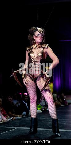 Dunedin, Florida, USA. August 2024. Models laufen während der Wearable Art 18 Fashion Show im Dunedin Fine Art Center auf dem Laufsteg. (Kreditbild: © Brian Cahn/ZUMA Press Wire) NUR REDAKTIONELLE VERWENDUNG! Nicht für kommerzielle ZWECKE! Stockfoto