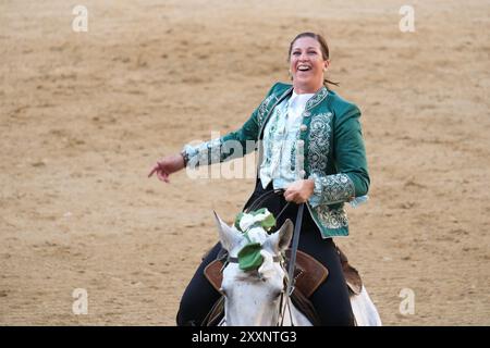 Madrid, Spanien. August 2024. Der Rejoneador Ana Rita bekämpft den Stier während einer Corrida de Rejonones in der Stierkampfarena Las Ventas in Madrid, 25. August 2024 Spanien (Foto: Oscar Gonzalez/SIPA USA) Credit: SIPA USA/Alamy Live News Stockfoto