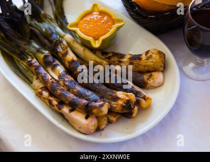 Geröstete Calcots mit Romesco-Sauce Stockfoto