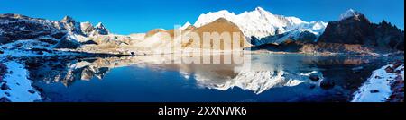 Mount Cho Oyu spiegelnd im See, Morgenblick auf das Basislager des Mt. Cho Oyu, Everest-Wanderung, Gokyo-Tal, Nepal Himalaya-Berge Stockfoto