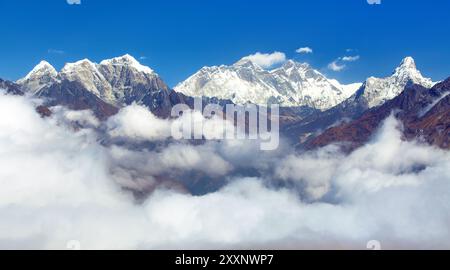 Panoramablick auf Mount Everest, Mt Lhotse und Ama Dablam Gipfel von Kongde und schöne Wolken, Sagarmatha Nationalpark, Nepal Himalaya Berge Stockfoto