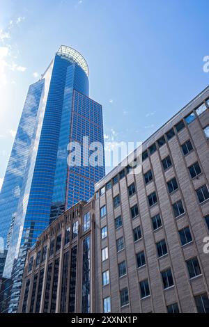Moderne Architektur mit Glasbüroturm, der über dem historischen Mehrzweckgebäude in der Innenstadt von minneapolis, minnesota, ragt Stockfoto