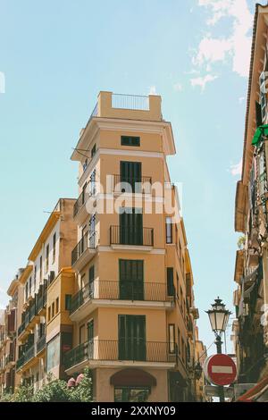 Altes Gebäude im klassischen europäischen Stil in Spanien. Straßenleben in Palma de Mallorca, Spanien Stockfoto