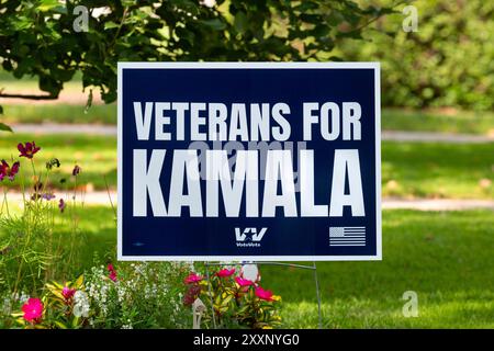 2024 Schild der US-Präsidentschaftswahlen für Demokraten-Vizepräsidentin Kamala Harris mit militärischen „Veteranen für Kamala“. Stockfoto