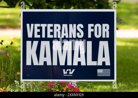 2024 Schild der US-Präsidentschaftswahlen für Demokraten-Vizepräsidentin Kamala Harris mit militärischen „Veteranen für Kamala“. Stockfoto