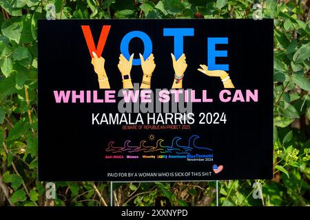 2024: US-Präsidentschaftswahlen-Werft für die demokratische Vizepräsidentin Kamala Harris. Auf dem Schild steht: „When We still CAN. Hüten Sie sich vor den Republikanern Stockfoto