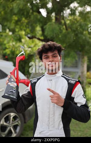 Paris, Ile de France, Frankreich. August 2024. Irungattu Kottai, Kanchipuram, Indien, F4 Runde 1 Rennen 1 . Jaden Pariar ( Nr. 5) von Bangalore Speedstears. Aqil Alibhai (#47) von Hyderabad Black Birds und Ruhaan Alva (#27) von seltenen bengalischen Tigern erreichten jeweils den 1., 2. Und 3. Platz. No 68 - Hug Barter of God Speed Kochi führte bis zu den letzten 2 Runden. Leider verlor er wegen eines Motorausfalls. (Kreditbild: © Seshadri Sukumar/ZUMA Press Wire) NUR REDAKTIONELLE VERWENDUNG! Nicht für kommerzielle ZWECKE! Stockfoto