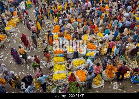 Geschäftiger, farbenfroher Howrah Blumenmarkt in Strand Bank Road, Kalkutta, Westbengalen, Indien Stockfoto