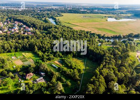 Ein Blick aus der Vogelperspektive auf die Landschaft mit Gartengrundstücken in einer malerischen Gegend Stockfoto