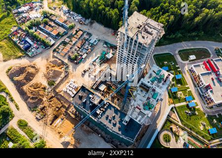 Drohnenansicht des Baus eines mehrstöckigen Gebäudes in einem Wohnkomplex, Baustelle aus der Luft Stockfoto