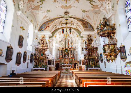 Kirchenschiff, Chor und Altar der Pfarrkirche St. Leonhard in Mittersill, einem Dorf im Pinzgau der Alpen, Österreich Stockfoto