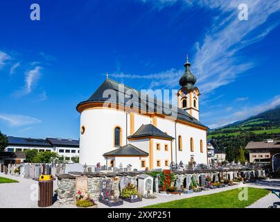 Barocke Fassade der Pfarrkirche St. Leonhard und des Kirchhofs in Mittersill, Pinzgau in den Alpen, Österreich Stockfoto