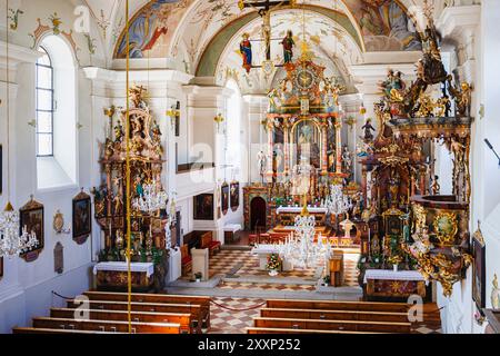 Kirchenschiff, Chor und Altar der Pfarrkirche St. Leonhard in Mittersill, einem Dorf im Pinzgau der Alpen, Österreich Stockfoto