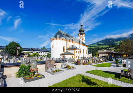 Barocke Fassade der Pfarrkirche St. Leonhard und des Kirchhofs in Mittersill, Pinzgau in den Alpen, Österreich Stockfoto