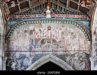 Altes Doom-Gemälde über dem Chorbogen und dem Inneren der St. Thomas's Church in Salisbury, einer Kathedralstadt in Wiltshire, Südwesten Englands, Großbritannien Stockfoto