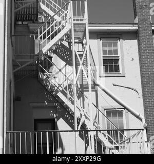 Die Feuertreppe hat viele Stufen, da das Gebäude hoch ist. Stockfoto