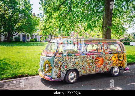 Im Hippie-Stil gemalter Volkswagen-Wohnmobil parkt in College Green, Worcester, einer Kathedralstadt in Worcestershire, West Midlands, England Stockfoto