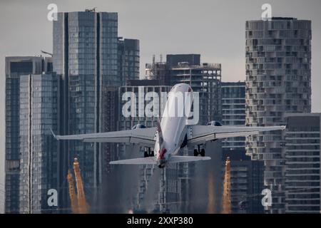 London, Großbritannien. August 2024. Passagierflugzeuge starten und landen am Flughafen London City. Der kompakte Stadtflughafen hat kürzlich die Genehmigung erhalten, die Kapazität seines Terminals um fast 40 % zu erweitern, was die derzeitige Obergrenze von 6,5 Millionen auf neun Millionen Passagiere pro Jahr erhöhen würde. Laut Angaben des Thinktanks der New Economics Foundation (NEF) konnten im Jahr 2023 mehr als die Hälfte der Fahrten vom Flughafen London City in sechs Stunden oder weniger mit dem Zug erreicht werden. Guy Corbishley/Alamy Live News Stockfoto