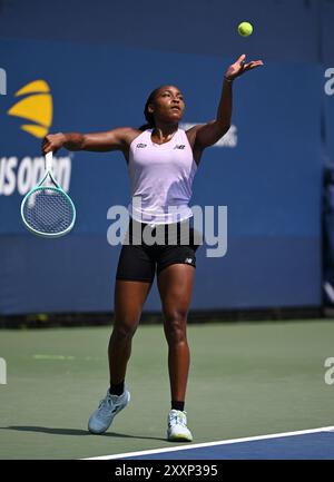 Flushing NY, USA. August 2024. Coco Gauff wird am 25. August 2024 auf dem Übungsplatz des USTA Billie Jean King National Tennis Center in Flushing Queens gesehen. Quelle: Mpi04/Mediapunch/Alamy Live News Stockfoto