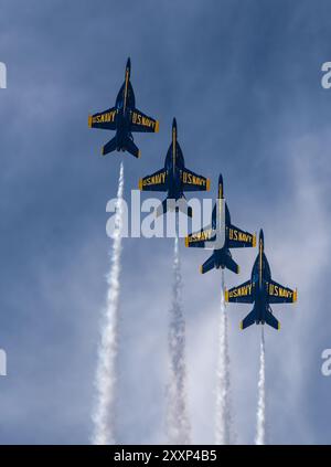 Schriever SFB, CO -- vor dem Hintergrund des klaren blauen Himmels führen die Blue Angels der United States Navy ein atemberaubendes Ballett der Luftpräzision du aus Stockfoto