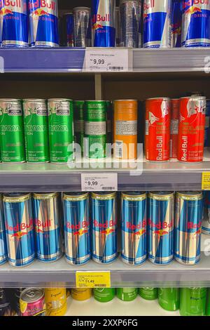 São Paulo, Brasilien 23. August 2024. Verschiedene Red Bull's in einem Regal, in einem Supermarkt in São Paulo, Brasilien. Stockfoto
