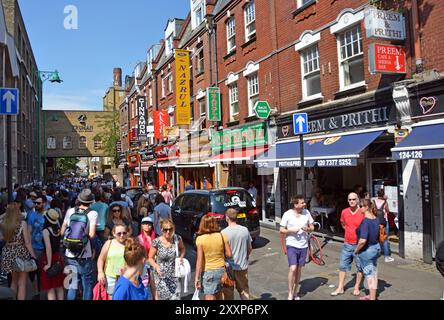 London, Vereinigtes Königreich - 21. Juli 2013: Touristen in Brick Lane auf ein arbeitsreicher Sommer Samstag Nachmittag. Stockfoto