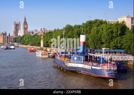 London, Vereinigtes Königreich - 17. Juli 2013: & Partyfunktion Boote vertäut an der Themse neben dem Bahndamm. Historischen Big Ben im Hintergrund. Stockfoto