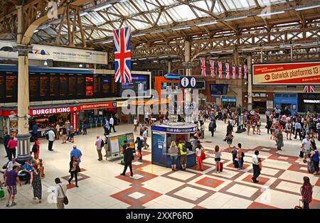 London, Vereinigtes Königreich - 17. Juli 2013: Im historischen Victoria Railway Station, London UK. Stockfoto