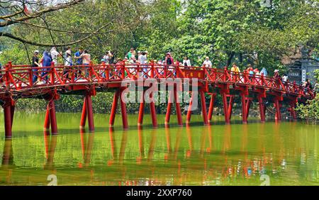 Hanoi, Vietnam - 14. April 2015: Touristen auf der Roten Brücke (auch bekannt als Huc-Brücke) über dem Hoan Kiem-See im Zentrum von Hanoi, Vietnam. Stockfoto