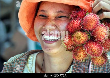 Hoi an, Vietnam - 16. April 2009: eine lächelnde junge Frau Verkäufer Früchte für den Verkauf in den Märkten von Hoi an bietet eine in Zentral-Vietnam. Stockfoto