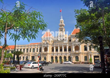 Saigon, Vietnam - 8. Juni 2011: Die Völker Commitee Gebäudes in Ho-Chi-Ming-Quadrat auf das 100 Jahre Jubiläum von Ho-Chi-Minh Abfahrt für Euro Stockfoto