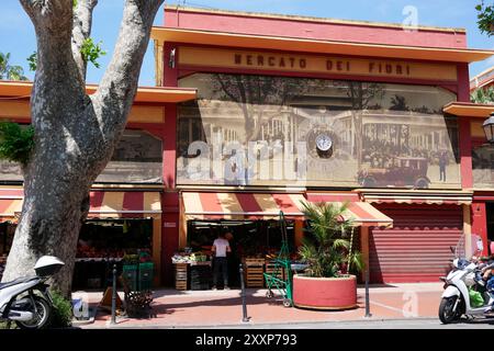 Ventimiglia, Italien - 24. Mai 2022: Die Fassade des alten städtischen Blumenmarktes (Mercato dei Fiori) in Ventimiglia Stockfoto