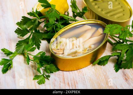 Natürliche Weichtiere aus der Dose Solen mit Petersilie und Zitrone Stockfoto