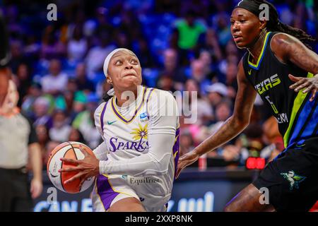 Arlington, Texas, USA. August 2024. Der Wachmann der Los Angeles Sparks ODESSEY SIMS (6) fährt bei einem WNBA-Spiel zwischen den Los Angeles Sparks und den Dallas Wings im College Park Center an der Dallas Defense vorbei. Wings gewinnen 113:110. (Kreditbild: © Mark Fann/ZUMA Press Wire) NUR REDAKTIONELLE VERWENDUNG! Nicht für kommerzielle ZWECKE! Quelle: ZUMA Press, Inc./Alamy Live News Stockfoto