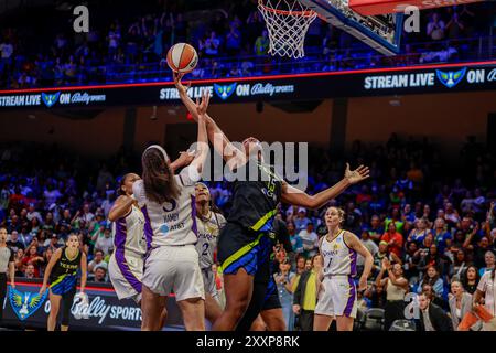 Arlington, Texas, USA. August 2024. Dallas Wings Center TEAIRA MCCOWAN (15) erzielt einen Korb während eines WNBA-Spiels zwischen den Los Angeles Sparks und Dallas Wings im College Park Center. Wings gewinnen 113:110. (Kreditbild: © Mark Fann/ZUMA Press Wire) NUR REDAKTIONELLE VERWENDUNG! Nicht für kommerzielle ZWECKE! Quelle: ZUMA Press, Inc./Alamy Live News Stockfoto