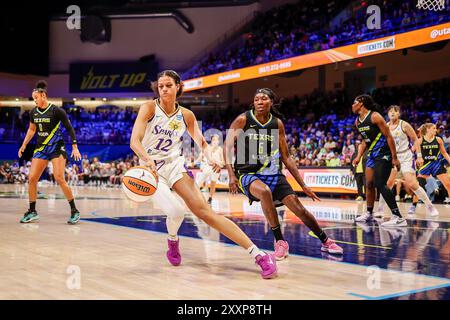 Arlington, Texas, USA. August 2024. Der Wachmann der Los Angeles Sparks RAE BURRELL (12) übernimmt den Ball während eines WNBA-Spiels zwischen den Los Angeles Sparks und den Dallas Wings im College Park Center. Wings gewinnen 113:110. (Kreditbild: © Mark Fann/ZUMA Press Wire) NUR REDAKTIONELLE VERWENDUNG! Nicht für kommerzielle ZWECKE! Quelle: ZUMA Press, Inc./Alamy Live News Stockfoto