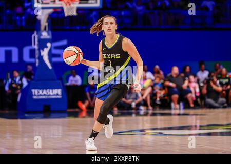 Arlington, Texas, USA. August 2024. SEVGI UZUN (1) der Dallas Wings Wings Guard (1) bringt den Ball in einem WNBA-Spiel zwischen den Los Angeles Sparks und den Dallas Wings im College Park Center auf das Spielfeld. Wings gewinnen 113:110. (Kreditbild: © Mark Fann/ZUMA Press Wire) NUR REDAKTIONELLE VERWENDUNG! Nicht für kommerzielle ZWECKE! Quelle: ZUMA Press, Inc./Alamy Live News Stockfoto