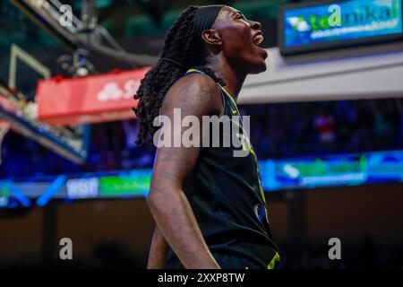 Arlington, Texas, USA. August 2024. Dallas Wings Stürmer NATASHA HOWARD (6) feiert, nachdem er während eines WNBA-Spiels zwischen den Los Angeles Sparks und Dallas Wings im College Park Center einen Treffer erzielt hat. Wings gewinnen 113:110. (Kreditbild: © Mark Fann/ZUMA Press Wire) NUR REDAKTIONELLE VERWENDUNG! Nicht für kommerzielle ZWECKE! Quelle: ZUMA Press, Inc./Alamy Live News Stockfoto