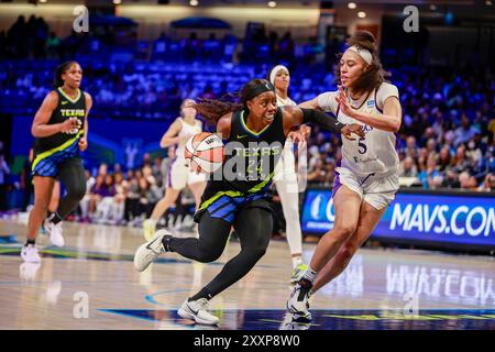 Arlington, Texas, USA. August 2024. Der Dallas Wings Guard ARIKE OGUNBOWALE (24) manövriert bei einem WNBA-Spiel zwischen den Los Angeles Sparks und den Dallas Wings im College Park Center an DEARICA HAMBY (5) vorbei. Wings gewinnen 113:110. (Kreditbild: © Mark Fann/ZUMA Press Wire) NUR REDAKTIONELLE VERWENDUNG! Nicht für kommerzielle ZWECKE! Quelle: ZUMA Press, Inc./Alamy Live News Stockfoto