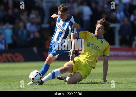 Jack Cook von Wealdstone kämpft am Samstag, den 24. August 2024, im Victoria Park in Hartlepool, Hartlepool, um den Besitz mit Joe Grey von Hartlepool United während des Vanarama National League-Spiels zwischen Hartlepool United und Wealdstone. (Foto: Mark Fletcher | MI News) Credit: MI News & Sport /Alamy Live News Stockfoto