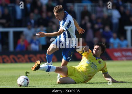 Jack Cook von Wealdstone kämpft am Samstag, den 24. August 2024, im Victoria Park in Hartlepool, Hartlepool, um den Besitz mit Joe Grey von Hartlepool United während des Vanarama National League-Spiels zwischen Hartlepool United und Wealdstone. (Foto: Mark Fletcher | MI News) Credit: MI News & Sport /Alamy Live News Stockfoto