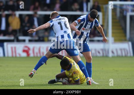 Adam Campbell und Luke Waterfall kämpfen am Samstag, den 24. August 2024, um Besitz mit Micah Obiero von Wealdstone, während des Vanarama National League-Spiels zwischen Hartlepool United und Wealdstone im Victoria Park, Hartlepool. (Foto: Mark Fletcher | MI News) Credit: MI News & Sport /Alamy Live News Stockfoto