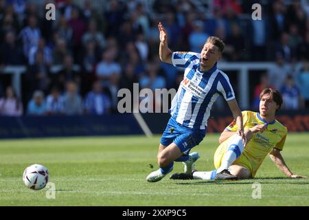 Jack Cook von Wealdstone kämpft am Samstag, den 24. August 2024, im Victoria Park in Hartlepool, Hartlepool, um den Besitz mit Joe Grey von Hartlepool United während des Vanarama National League-Spiels zwischen Hartlepool United und Wealdstone. (Foto: Mark Fletcher | MI News) Credit: MI News & Sport /Alamy Live News Stockfoto